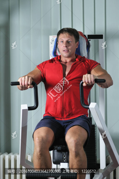 強(qiáng)壯的男人在健身房鍛煉