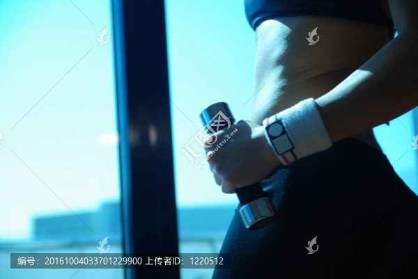 女人用啞鈴做運動