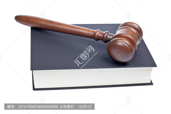 木制槌和法律書
