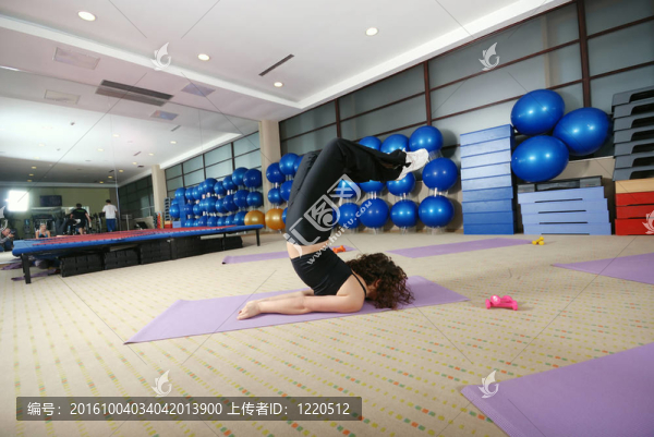 漂亮女孩熱身健身工作室