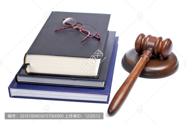 木制槌；眼鏡和法律書籍
