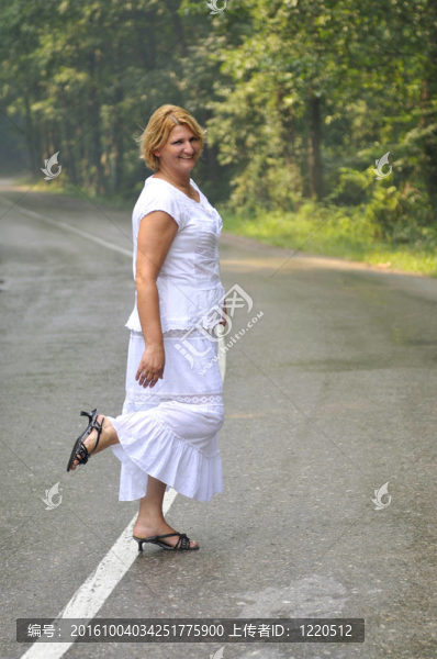 中年婦女走在戶外的白線上
