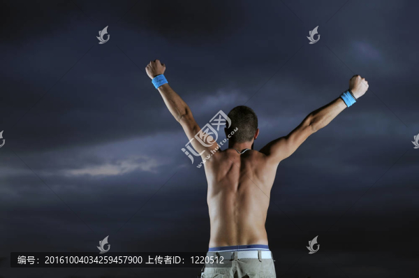 雙臂張開雙臂的男人