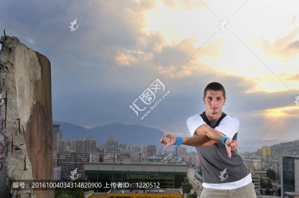 年輕人在戶外跳躍，晚上準備派對