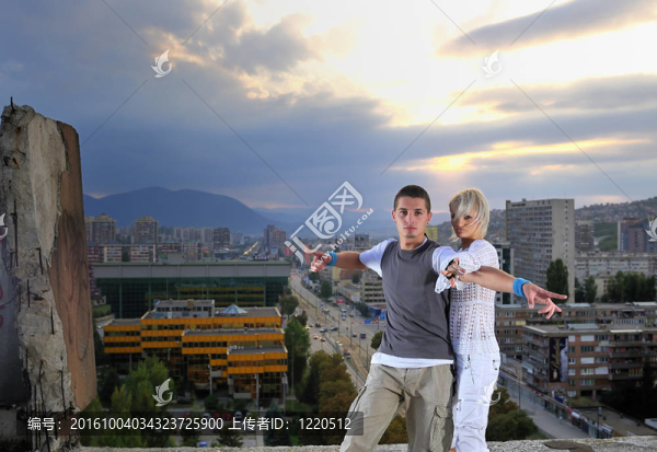 浪漫的城市夫婦在跳舞的建筑