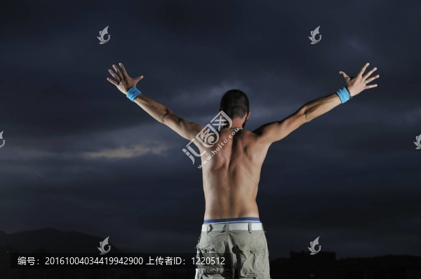 雙臂張開(kāi)雙臂的男人