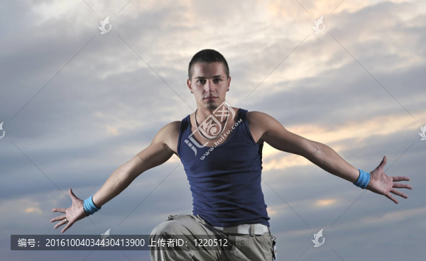 雙臂張開雙臂的男人