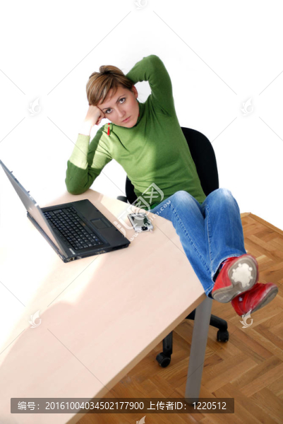 隨便的女孩在辦公室放松