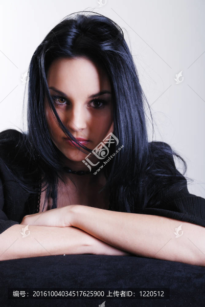 黑發(fā)女人