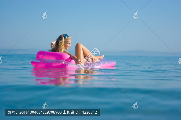 充氣筏上的金發(fā)女孩