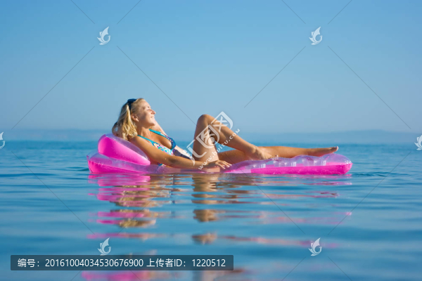 充氣筏上的金發(fā)女孩
