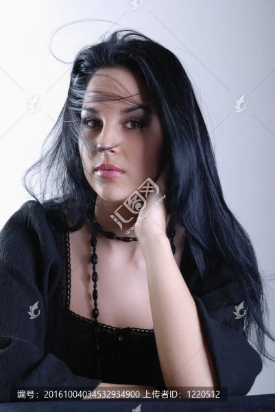黑發(fā)女人