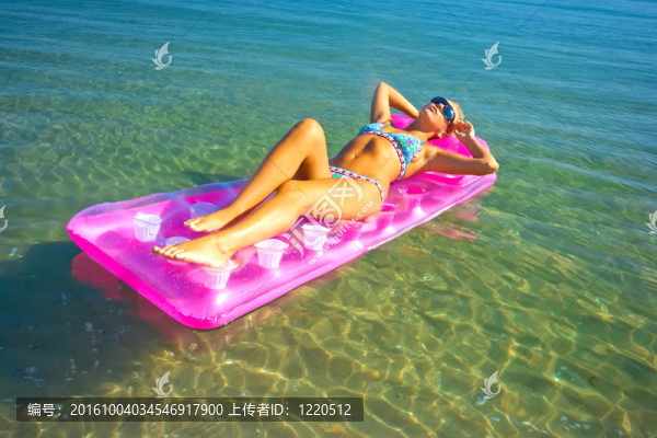 漂亮的金發(fā)女郎在充氣筏