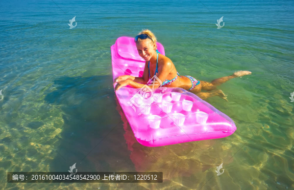 漂亮的金發(fā)女郎在充氣筏
