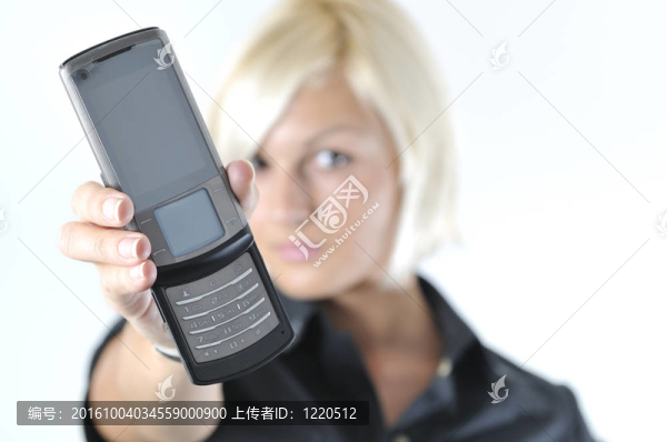 年輕的金發(fā)女郎舉行新的現(xiàn)代手機(jī)肖像