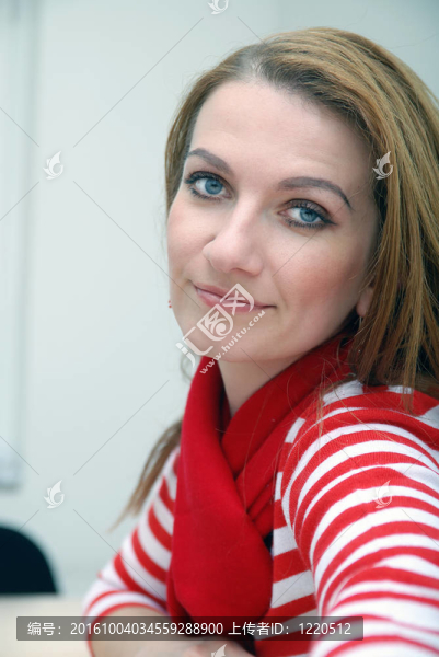 穿紅的女人…