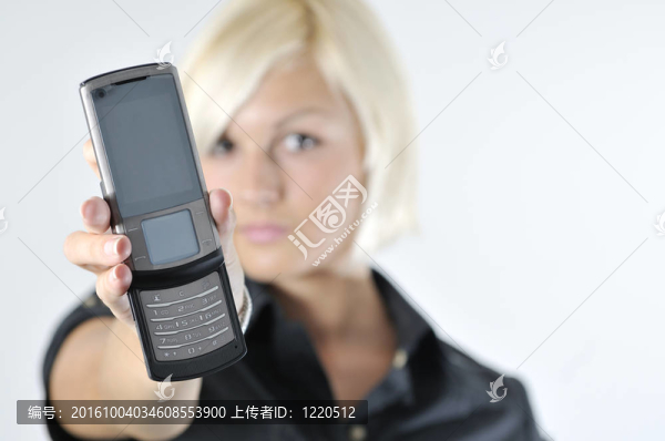 年輕的金發(fā)女郎舉行新的現(xiàn)代手機(jī)肖像