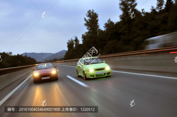 調(diào)整汽車在高速公路上飛馳