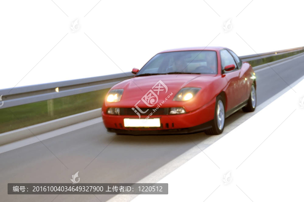 孤立的賽車在公路上的賽車
