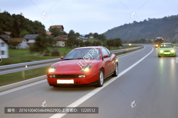 調(diào)整汽車在高速公路上飛馳