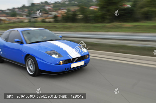 調(diào)整汽車在高速公路上飛馳