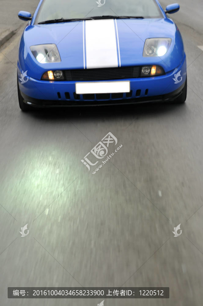 調(diào)整汽車在高速公路上飛馳