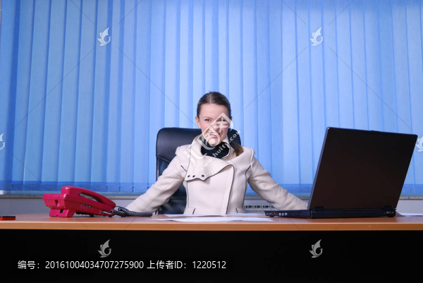 快樂(lè)的商人把文件