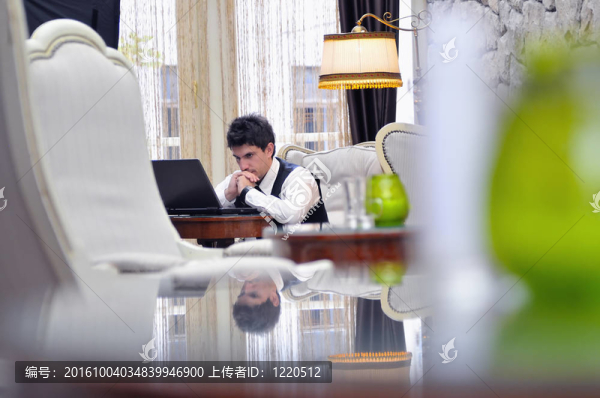 在筆記本電腦上工作的年輕人