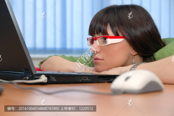 ，漂亮的女士在看筆記本電腦