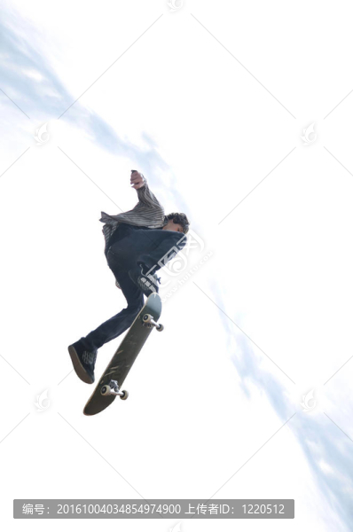 在溜冰場練習(xí)滑冰的男孩