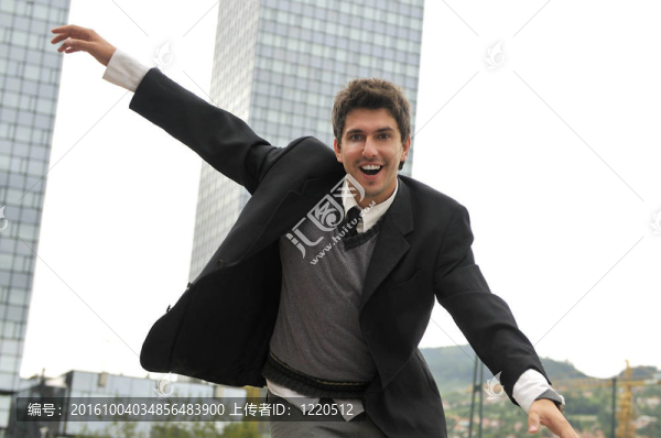 年輕和快樂的商人的戶外肖像