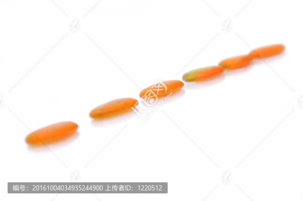 孤立的濕禪石與飛濺的水滴