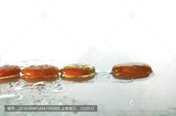 孤立的濕禪石與飛濺的水滴