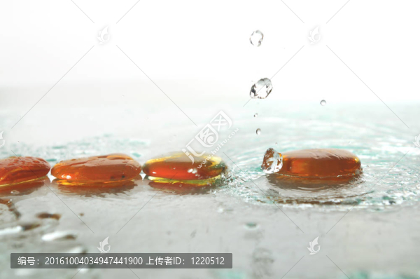 孤立的濕禪石與飛濺的水滴