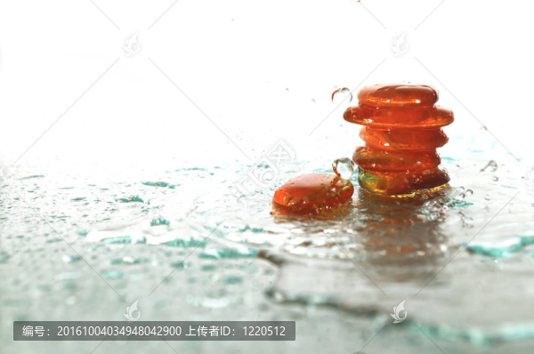 孤立的濕禪石與飛濺的水滴
