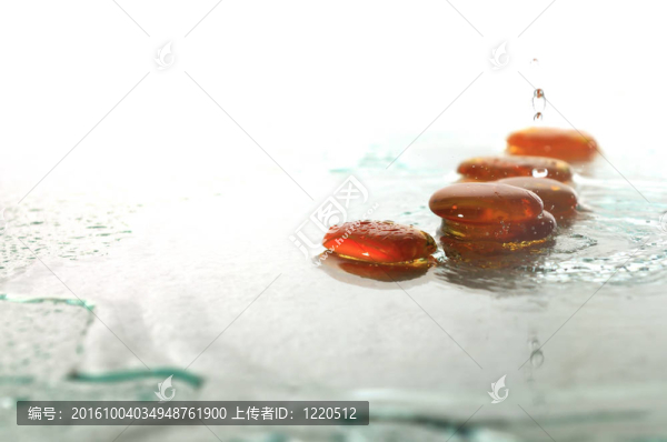 孤立的濕禪石與飛濺的水滴