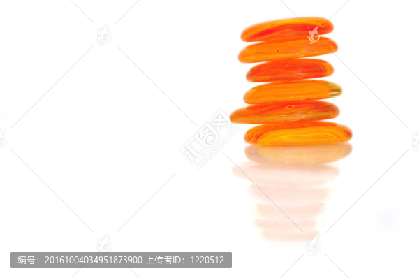 孤立的濕禪石與飛濺的水滴