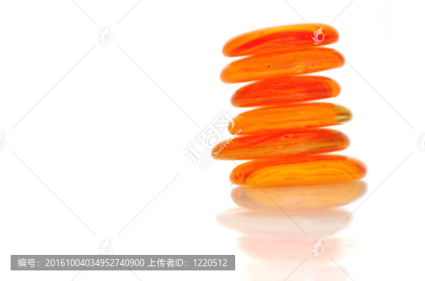 孤立的濕禪石與飛濺的水滴
