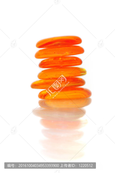 孤立的濕禪石與飛濺的水滴
