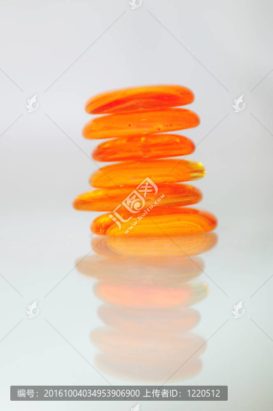 孤立的濕禪石與飛濺的水滴