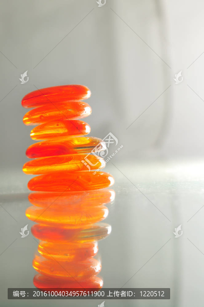 孤立的濕禪石與飛濺的水滴