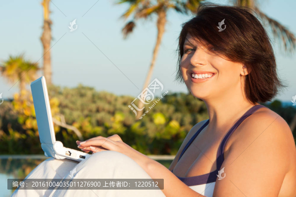 可愛的女人與筆記本電腦