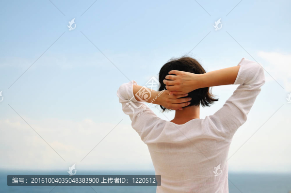年輕漂亮的女人享受陽光