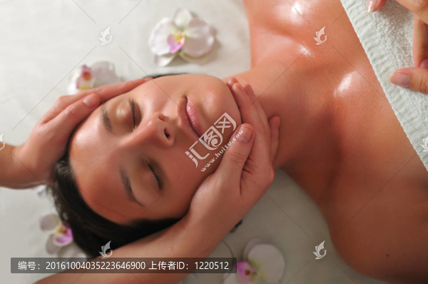 美麗女子按摩水療中心和健康中心