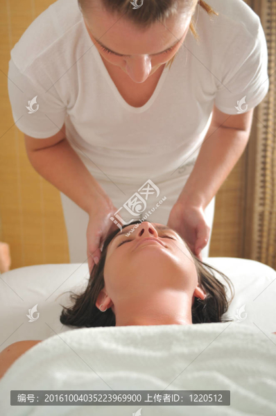 美麗女子按摩水療中心和健康中心