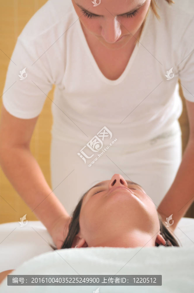 美麗女子按摩水療中心和健康中心