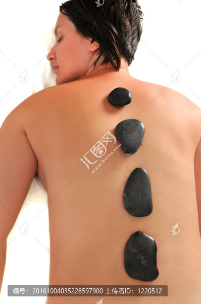 美麗的女人在水療和健康中心hotstone按摩