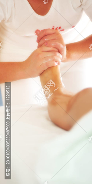 美麗女子有腿部和足部按摩水療中心和健康中心