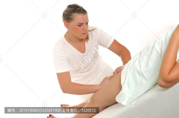 水療中心的腿部和足部按摩