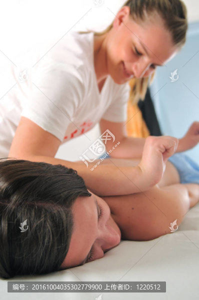 背部按摩在美麗的brinette女子SPA和健身中心